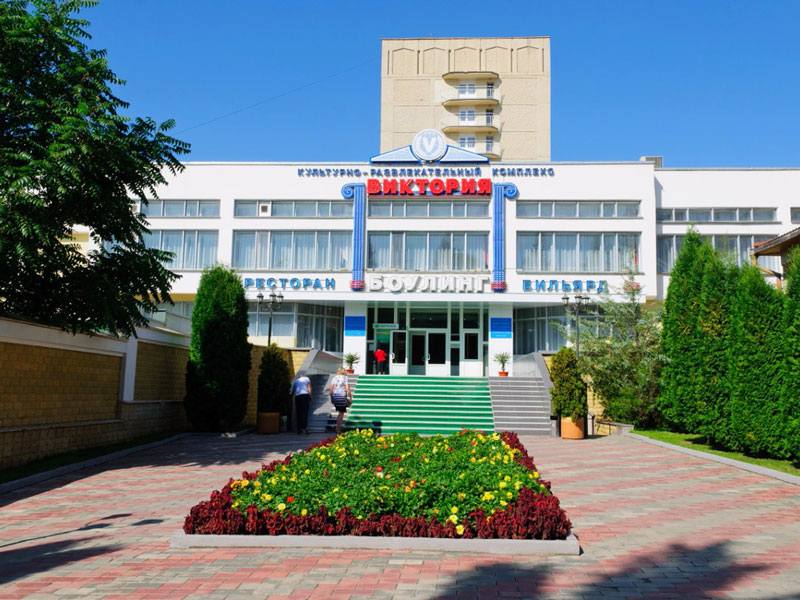 Вид со стороны улицы Желябова на санаторий Виктория Кисловодск